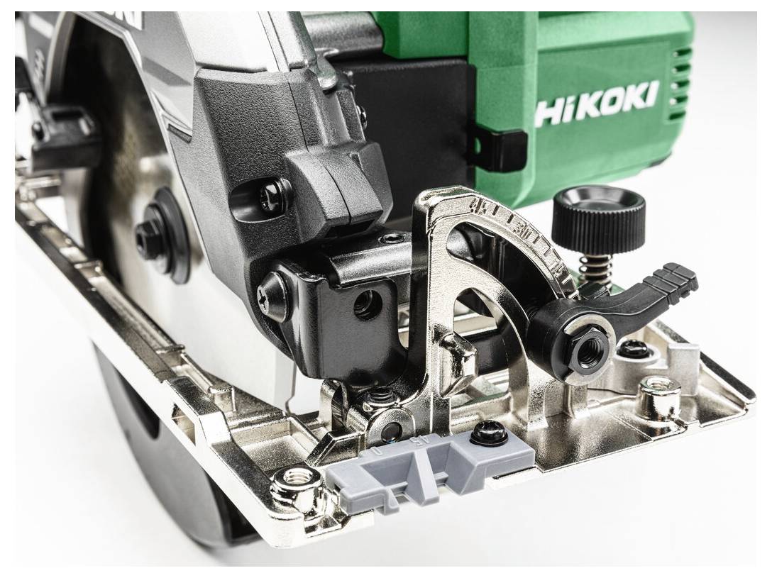 Zbliżony widok zielonego i czarnego elektronarzędzia, prawdopodobnie piły tarczowej, prezentujący szczegółowe elementy i nazwę marki na boku.