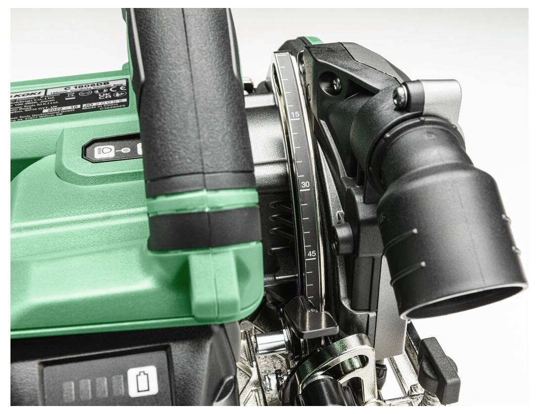 Zbliżenie zielonego i czarnego narzędzia elektrycznego z możliwością regulacji ustawień i wskaźnikami pomiarowymi, prawdopodobnie używanego do precyzyjnych prac mechanicznych.