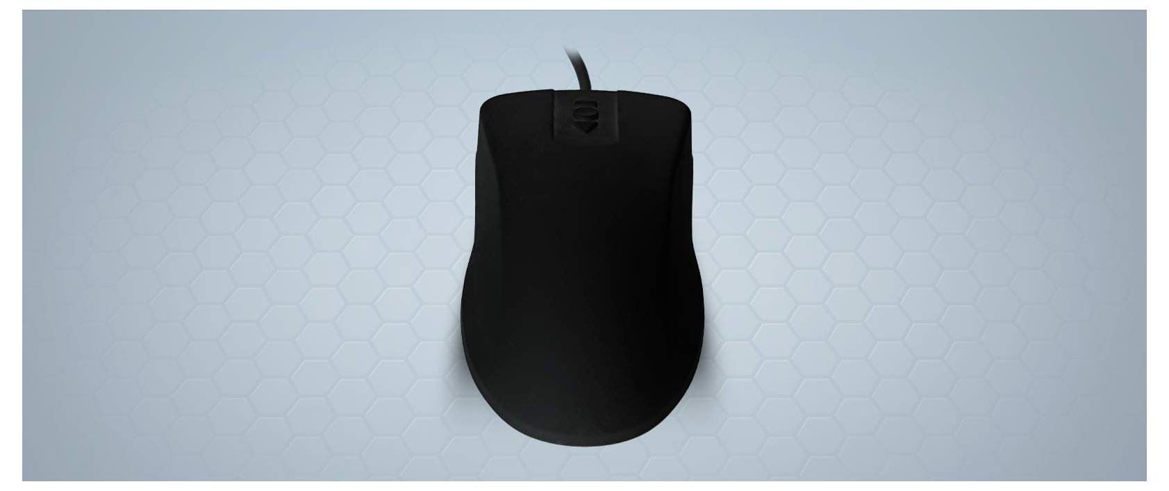 Czarna mysz komputerowa z przewodem, ustawiona na tle jasnoniebieskiego tła z sześciokątnym wzorem.