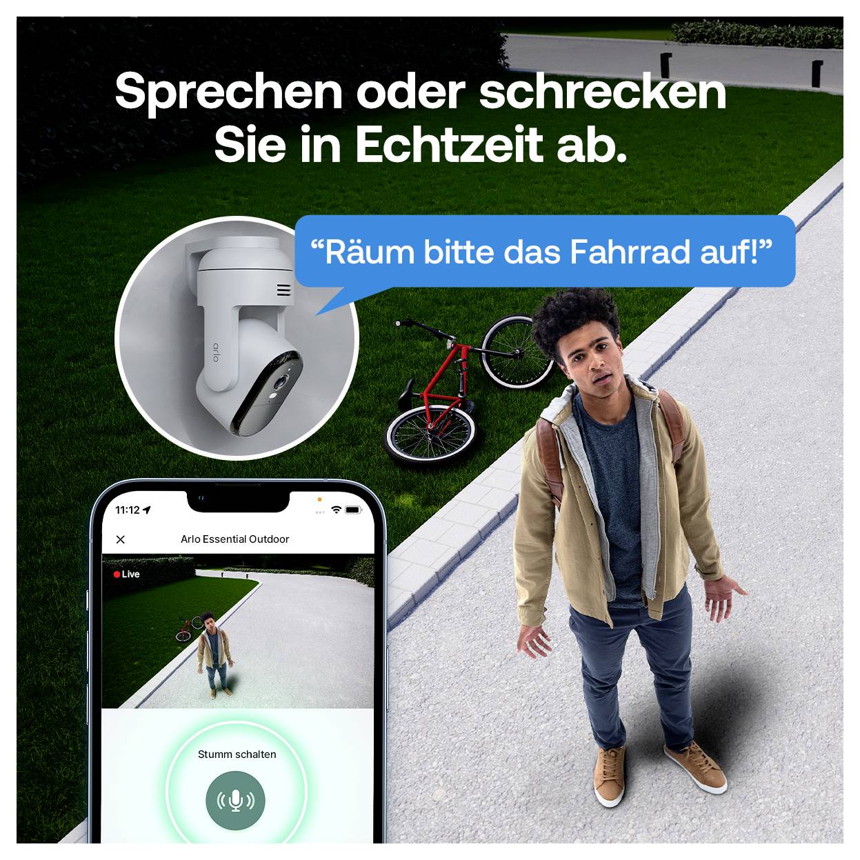 Młody mężczyzna stoi w pobliżu roweru na ścieżce. Widoczna jest kamera bezpieczeństwa i ekran aplikacji na smartfonie z wiadomością 'Räum bitte das Fahrrad auf!'.