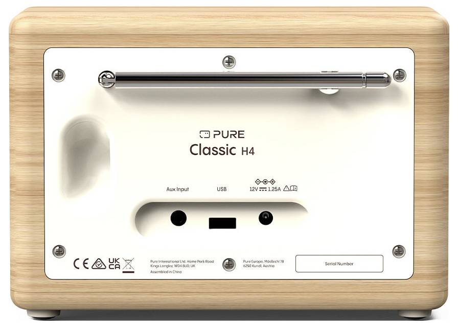 Tylna strona drewnianego radia "Pure Classic H4" przedstawiająca wejścia dla urządzenia pomocniczego i USB, specyfikacje zasilania oraz miejsce na numer seryjny.