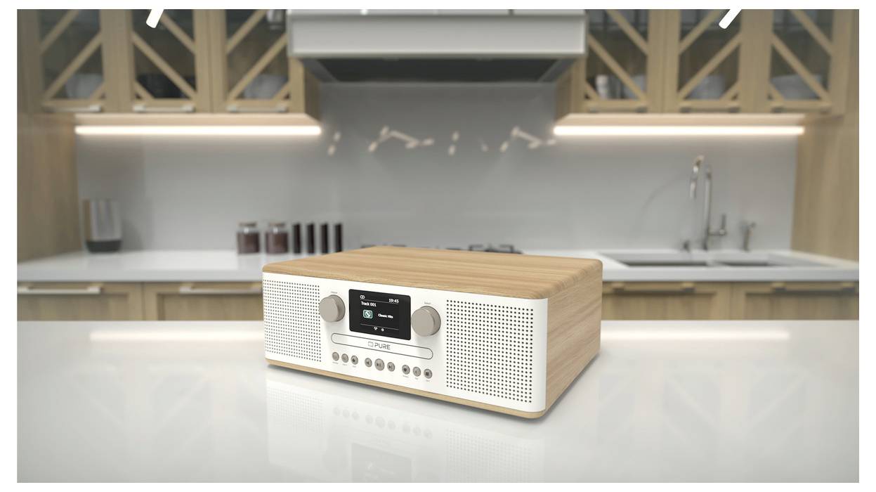Drewniany radioodbiornik w stylu retro stoi na nowoczesnym blacie kuchennym, wyposażony w cyfrowy wyświetlacz oraz różne pokrętła sterujące.