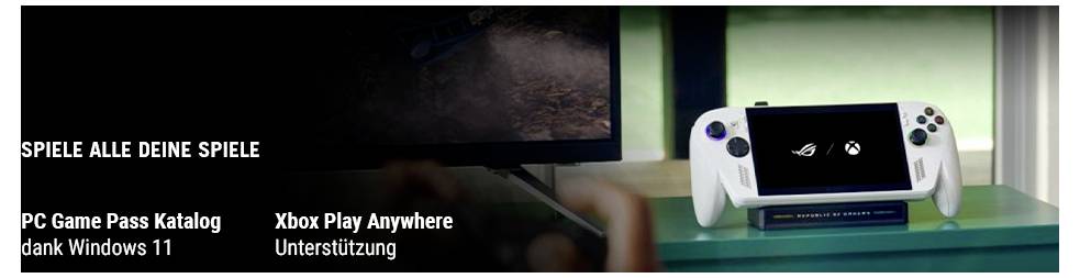 Osoba korzystająca z białego przenośnego urządzenia do gier podłączonego do ekranu, z tekstem w języku niemieckim omawiającym usługę PC Game Pass i wsparcie Xbox Play Anywhere.