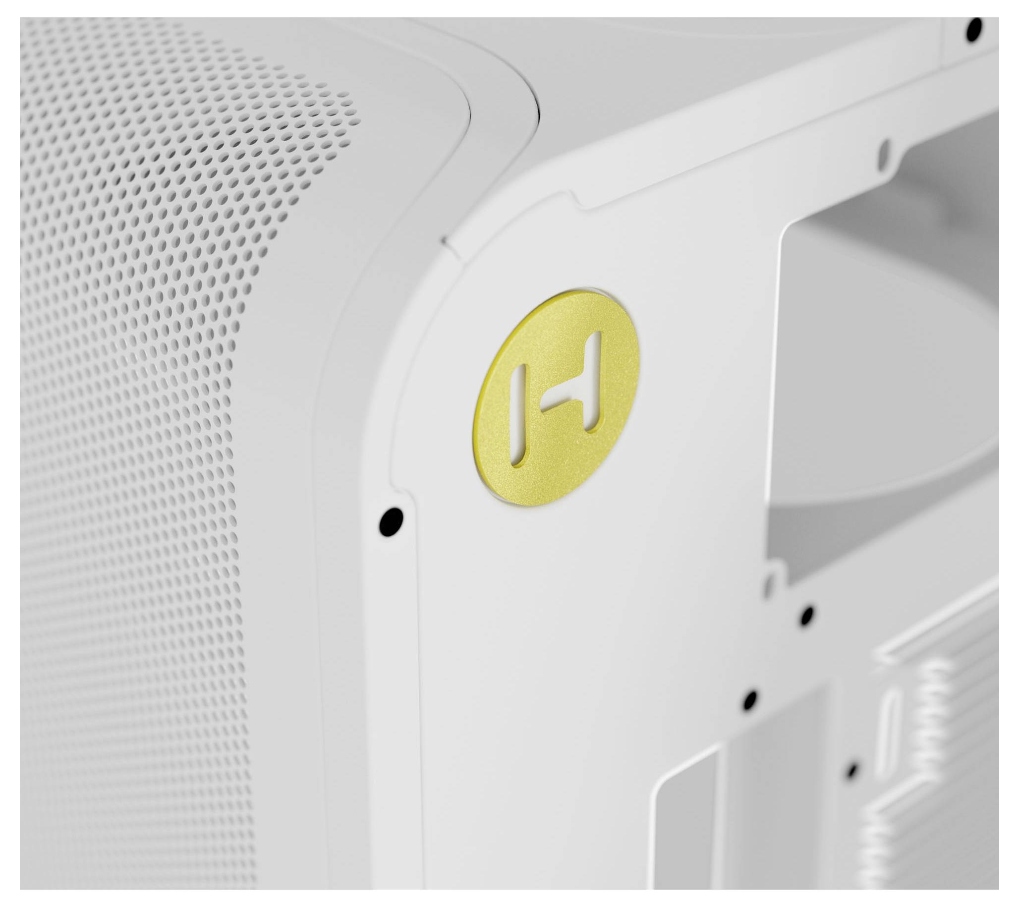 Białe urządzenie elektroniczne z perforowanym panelem bocznym i złotym okrągłym logo z wyrafinowaną literą 'H'; element obudowy komputera.