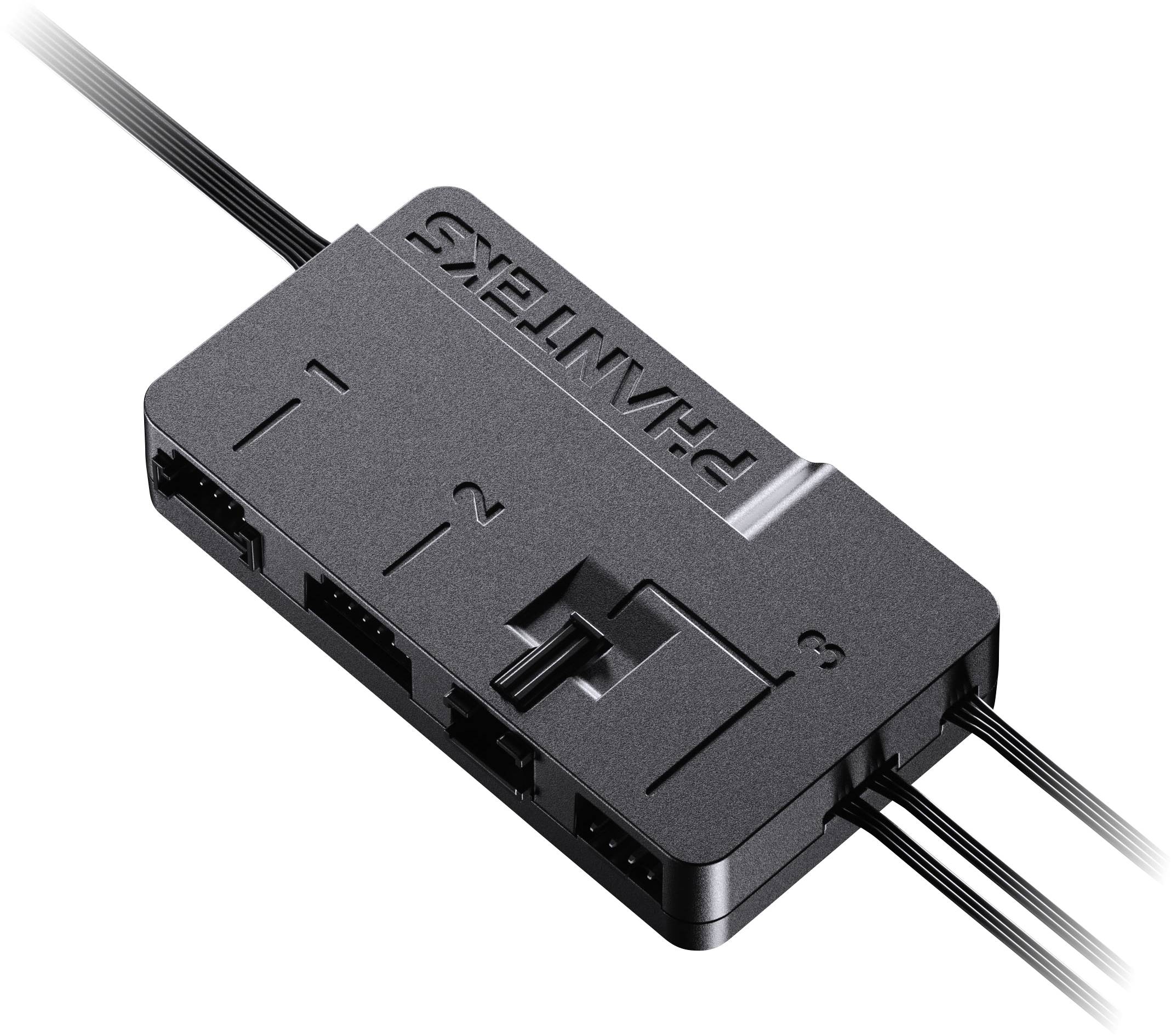 Czarny koncentrator wentylatorów firmy 'Phanteks' z oznaczeniem, wyposażony w porty i podłączone przewody, służący do organizacji i łączenia wielu wentylatorów komputerowych.