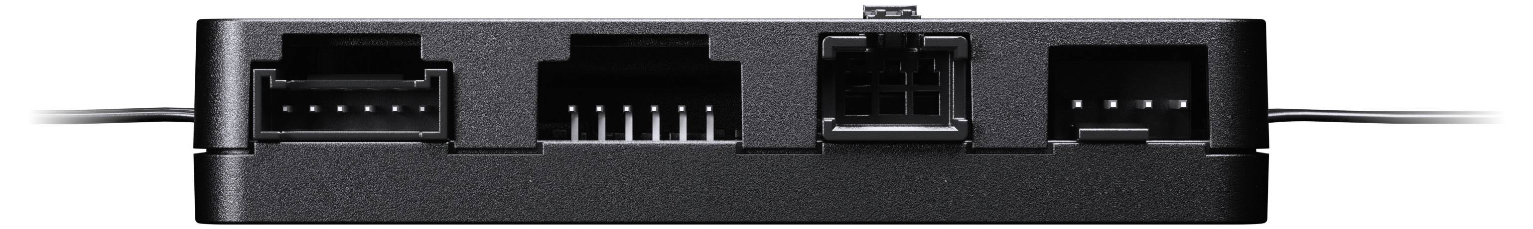 Zbliżenie czarnego urządzenia elektronicznego z trzema portami. Porty różnią się rozmiarem i kształtem, sugerując różne opcje podłączenia.