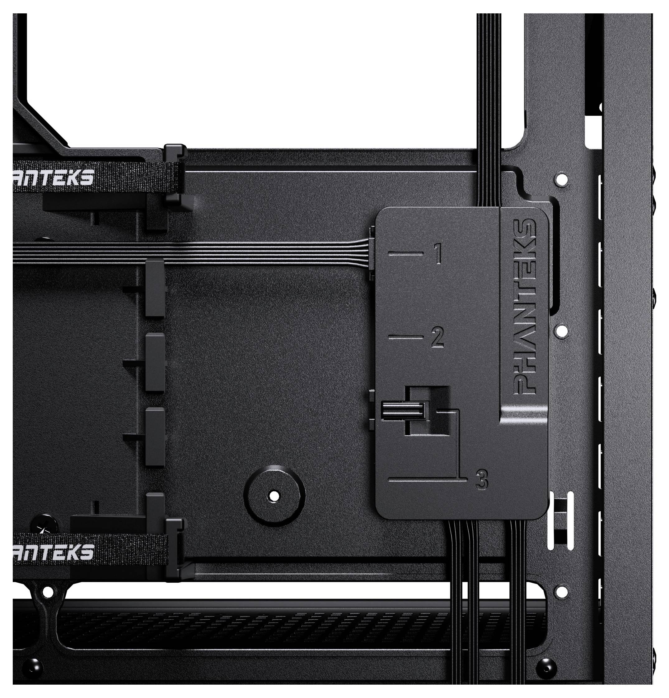 Zbliżenie wnętrza obudowy komputera Phanteks, prezentujące starannie poprowadzone i zabezpieczone przewody wzdłuż oznaczonego kanału, podkreślające precyzyjne zarządzanie okablowaniem.