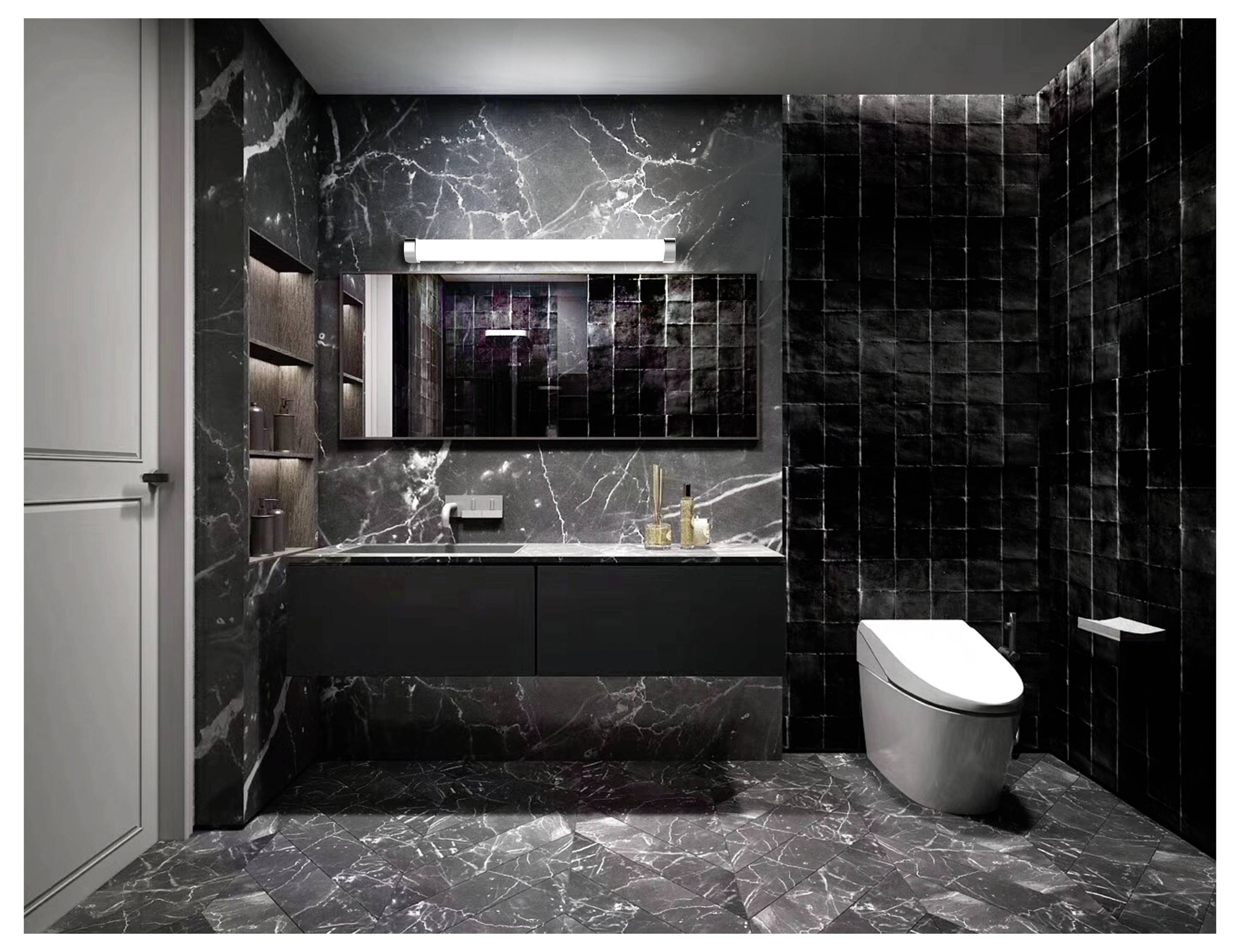 Nowoczesna łazienka z ciemnymi marmurowymi płytkami, dużym lustrem, wiszącą umywalką ze złotymi bateriami i eleganckią toaletą.