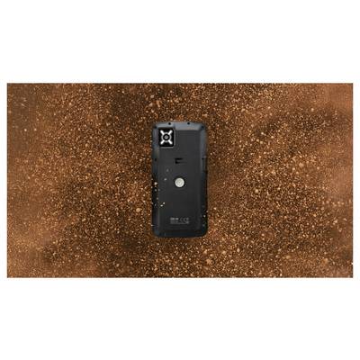 Wytrzymały czarny smartfon z teksturowaną tylną obudową, umieszczony centralnie na dynamicznym, wirującym tle w odcieniach brązu i pomarańczu.