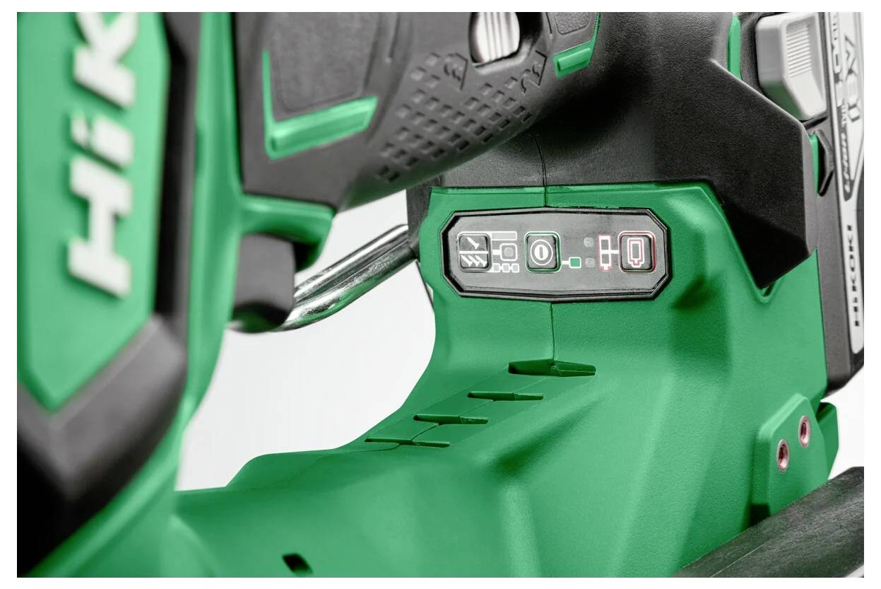 Zbliżenie zielonej i czarnej akumulatorowej wiertarki, eksponujące panel sterowania z przyciskami do regulacji ustawień mocy.