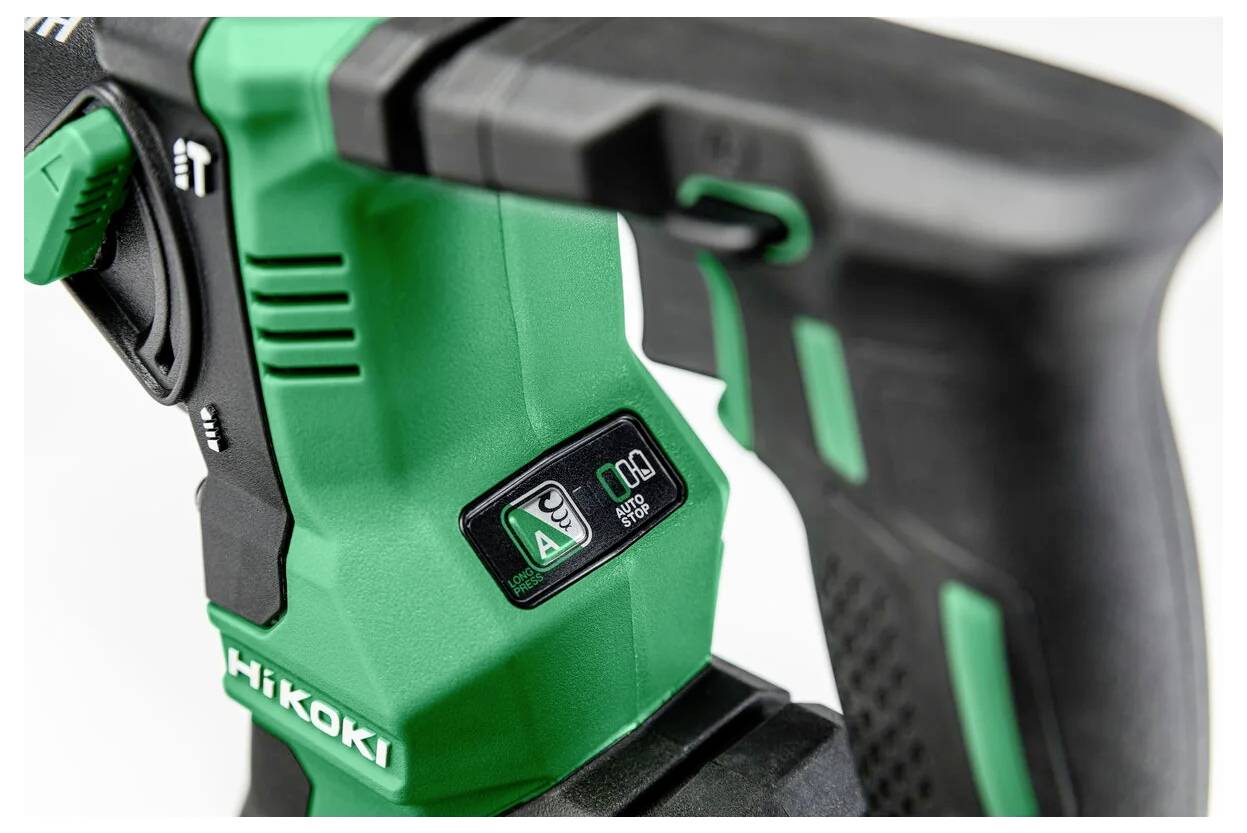 Zbliżenie zielonego i czarnego elektronarzędzia Hikoki, prezentujące uchwyt i pokrętło regulacji, z widoczną etykietą oznaczającą poziom efektywności energetycznej.