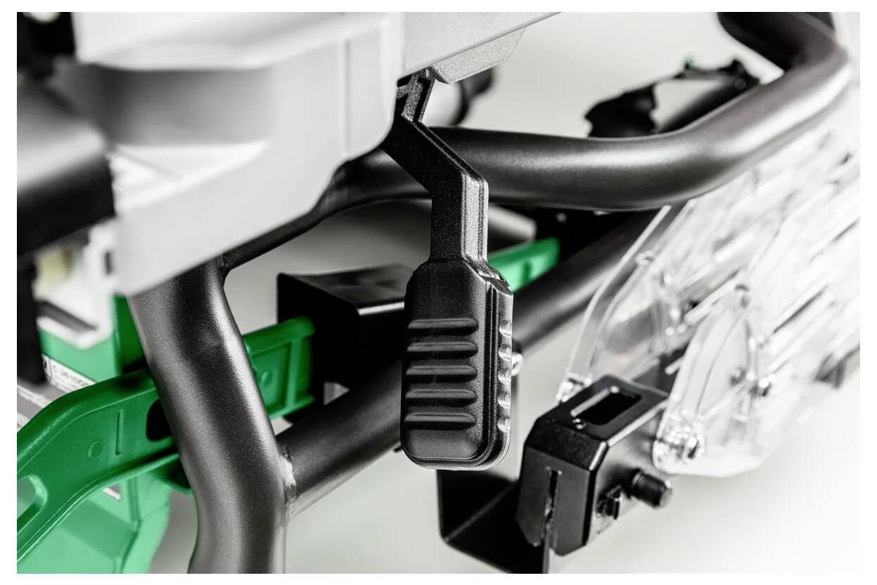 Zbliżenie czarnego metalowego wspornika przymocowanego do ramy maszyny, z widocznymi śrubami i złączkami, podkreślające elementy projektowe z zakresu przemysłowego.