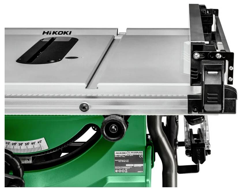 Srebrna piła stołowa z widocznym logo Hikoki, prezentująca zielona podstawę z regulowanymi elementami sterującymi, używana do precyzyjnego cięcia drewna w warsztatach.
