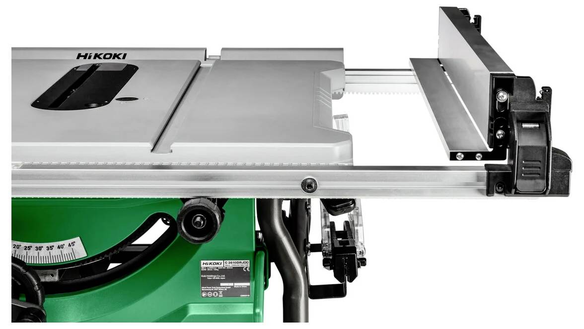 Piła tarczowa z regulowaną prowadnicą, skalą pomiarową i funkcjami bezpieczeństwa, używana do precyzyjnego cięcia drewna.