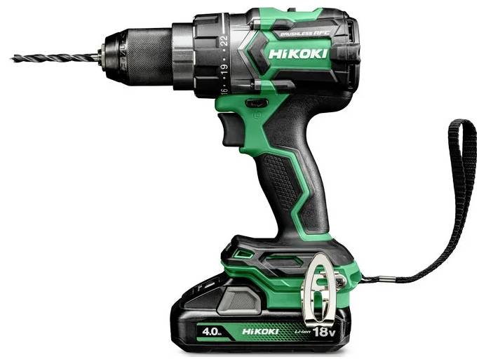 Zielono-czarny bezprzewodowy wiertarka z metalowym wiertłem, wyposażona w boczny przełącznik i akumulator 18V.