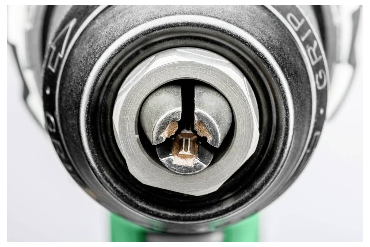 Zbliżenie końcówki wkrętaka włożonej do wielofunkcyjnego uchwytu, podkreślające metalowe żeberka końcówki oraz sekcję uchwytu narzędzia.