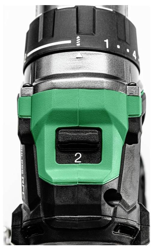 Zbliżenie na wiertarkę elektryczną w kolorach zielonym i czarnym, ze szczególnym uwzględnieniem pokrętła regulacji prędkości wskazującego cyfrę dwa.