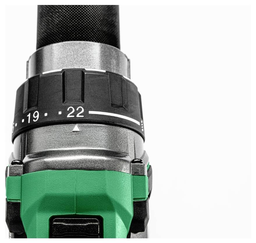 Zbliżenie wiertarki elektrycznej, która ma zielono-czarne wykończenie i widoczny pierścień regulacji momentu obrotowego z numerami od '19' do '22'.