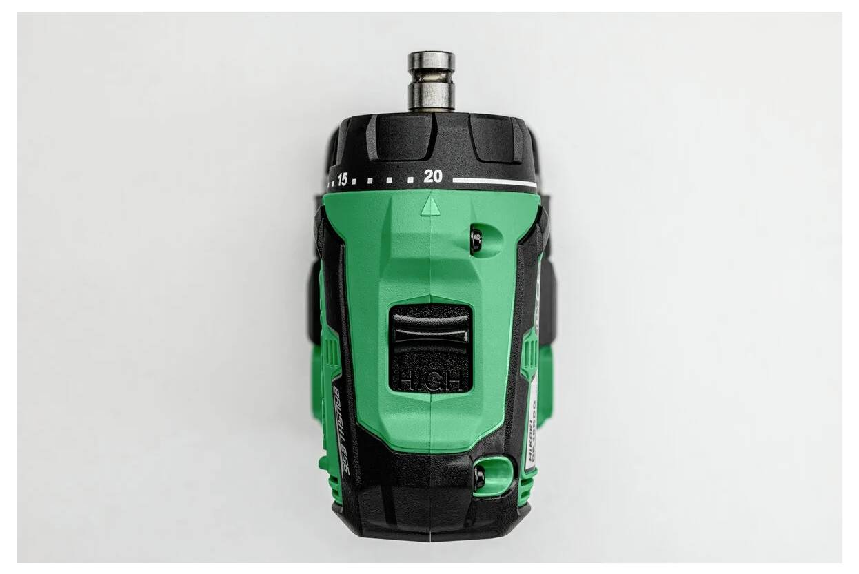 Szerokokątny widok zielonego i czarnego narzędzia elektrycznego z pokrętłem oznaczonym od 1 do 25, sugerującym możliwość regulacji ustawień do różnych zadań.