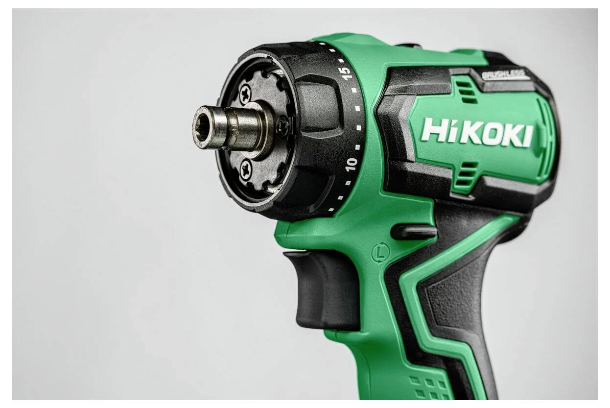Zielono-czarna akumulatorowa wiertarka udarowa z srebrnym uchwytem, oznaczona etykietą 'Hikoki', na neutralnym tle.