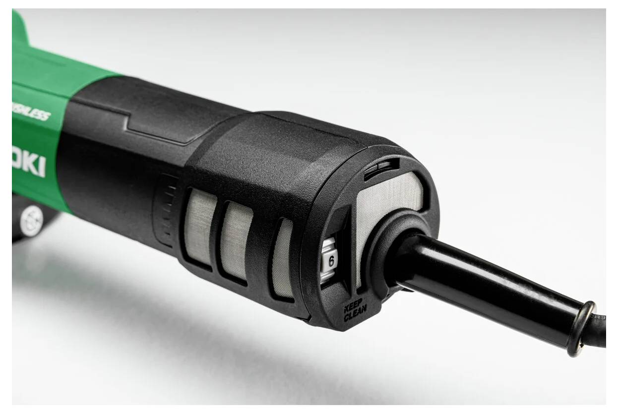 Zbliżenie czarno-zielonego bezprzewodowego narzędzia elektrycznego z regulowanym pokrętłem pokazującym cyferkę '6' dla precyzyjnych ustawień.