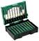 Zielono-czarne plastikowe pudełko zawierające zestaw różnorodnych grotów wkrętaków ułożonych w specjalnych przegródkach, z różnymi rozmiarami i kolorowanymi pierścieniami.