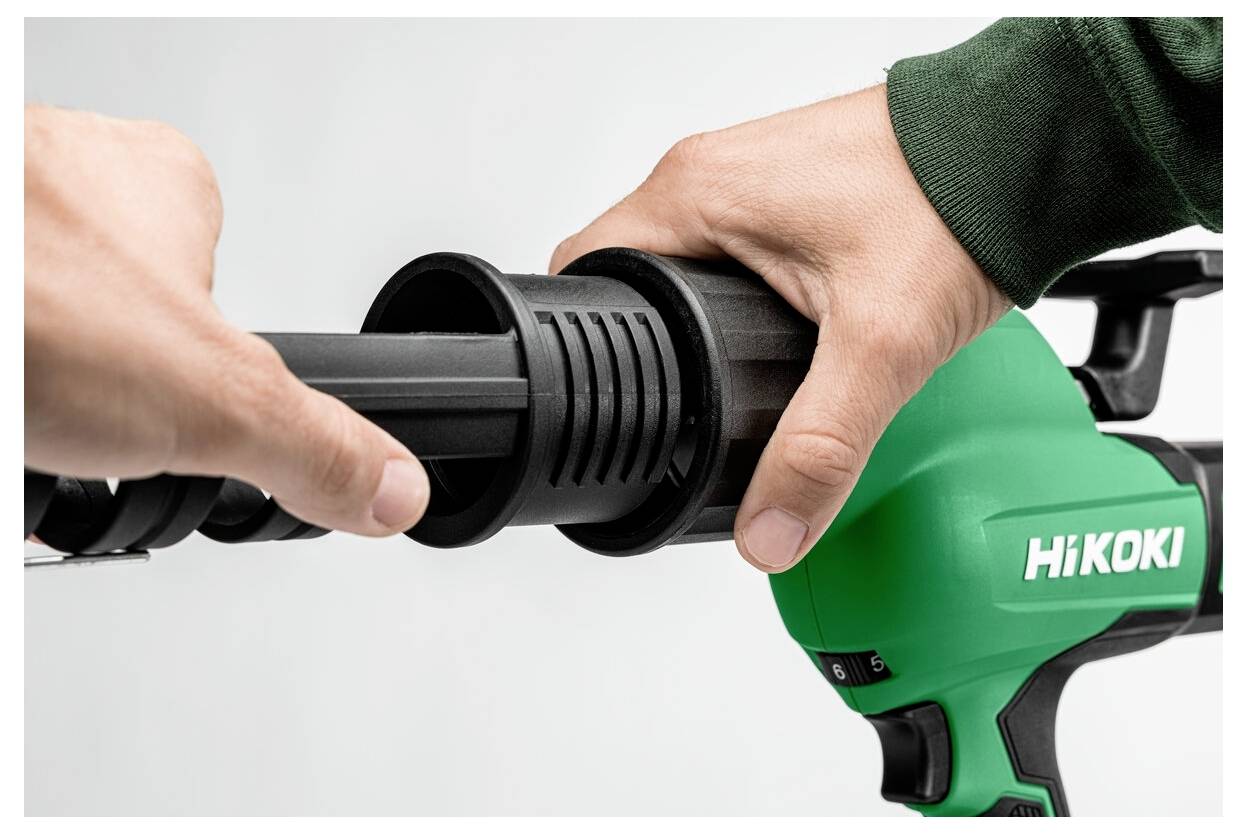 Dwie ręce regulują głębokość na zielonym elektronarzędziu marki Hikoki, skupiając się na chwycie i wyrównaniu.