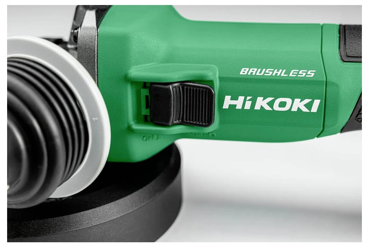 Zielone elektronarzędzie HiKOKI z bezszczotkowym silnikiem i czarnym włącznikiem jest przedstawione. Narzędzie jest używane do szlifowania lub cięcia powierzchni.