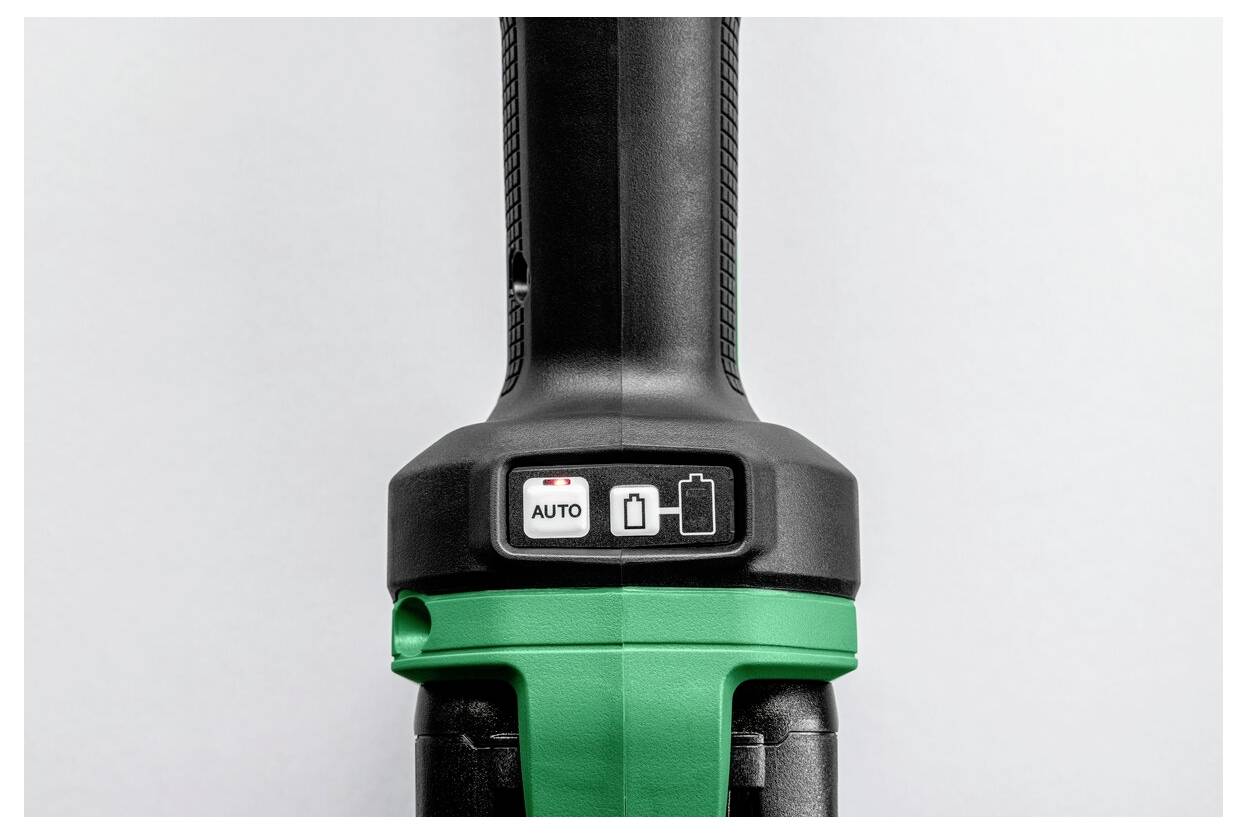 Zbliżenie podstawy czarno-zielonej bezprzewodowej wiertarki przedstawiające wskaźniki stanu zasilania i akumulatora z opisanymi przyciskami ustawień automatycznych.