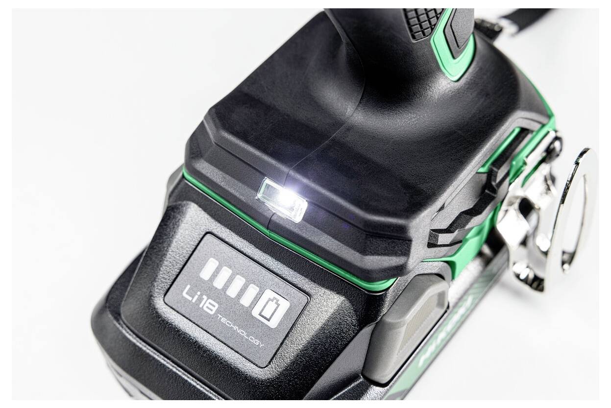 Zbliżenie czarno-zielonego bezprzewodowego narzędzia elektrycznego z włączonym diodowym żarówką LED oraz widocznym wskaźnikiem naładowania baterii oznaczonym jako 'Li-Ion'.
