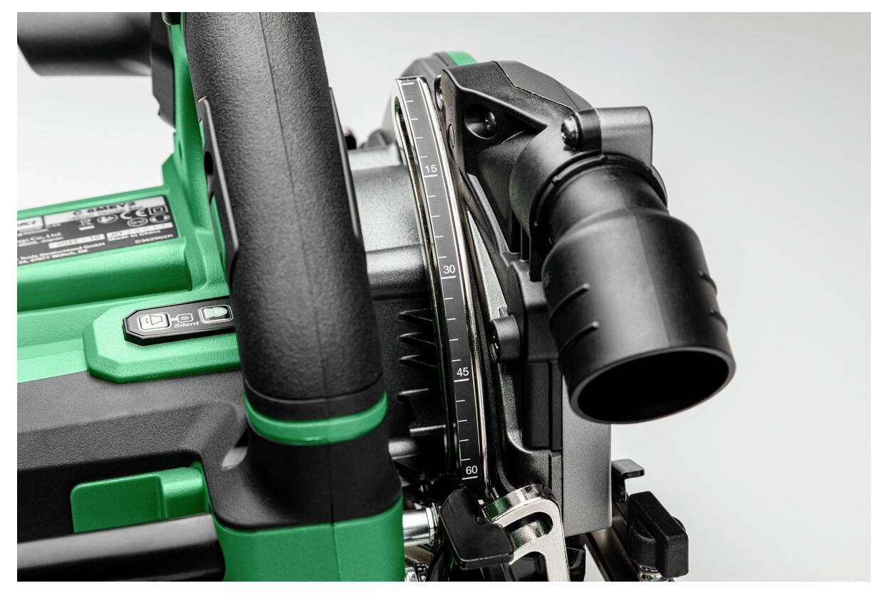 Zbliżenie zielonego i czarnego narzędzia elektrycznego wyposażonego w port odpylający oraz skalę regulacji kąta.