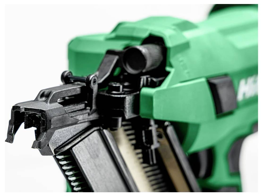 Zbliżenie zielonego gwoździarka z widocznym magazynkiem i spustem, prezentujące precyzyjne komponenty narzędzia oraz jego zastosowanie w budownictwie.