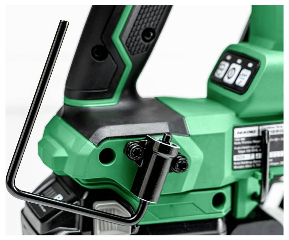 Zbliżenie zielonego i czarnego bezprzewodowego narzędzia elektrycznego z uchwytem, przyciskami na panelu sterowania oraz metalowym mocowaniem pręta.