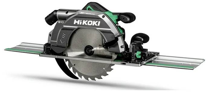Piła tarczowa z ostrzem metalowym i oznakowaniem 'Hikoki', wyposażona w uchwyt i prowadnice, używana do precyzyjnego cięcia drewna.