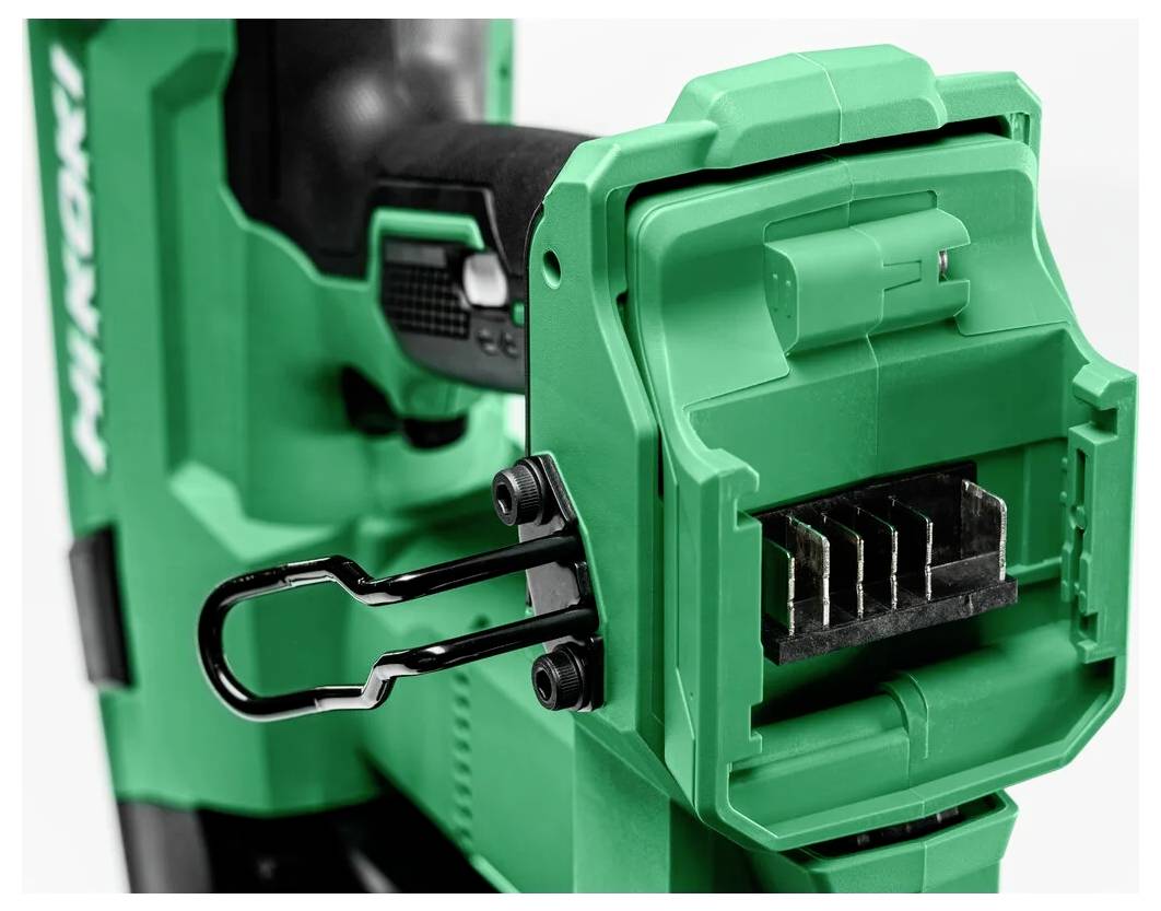 Zielone profesjonalne narzędzie do mocowania, z widocznymi metalowymi elementami mocującymi załadowanymi w przedniej sekcji. Oznaczenie marki widoczne jest z boku.