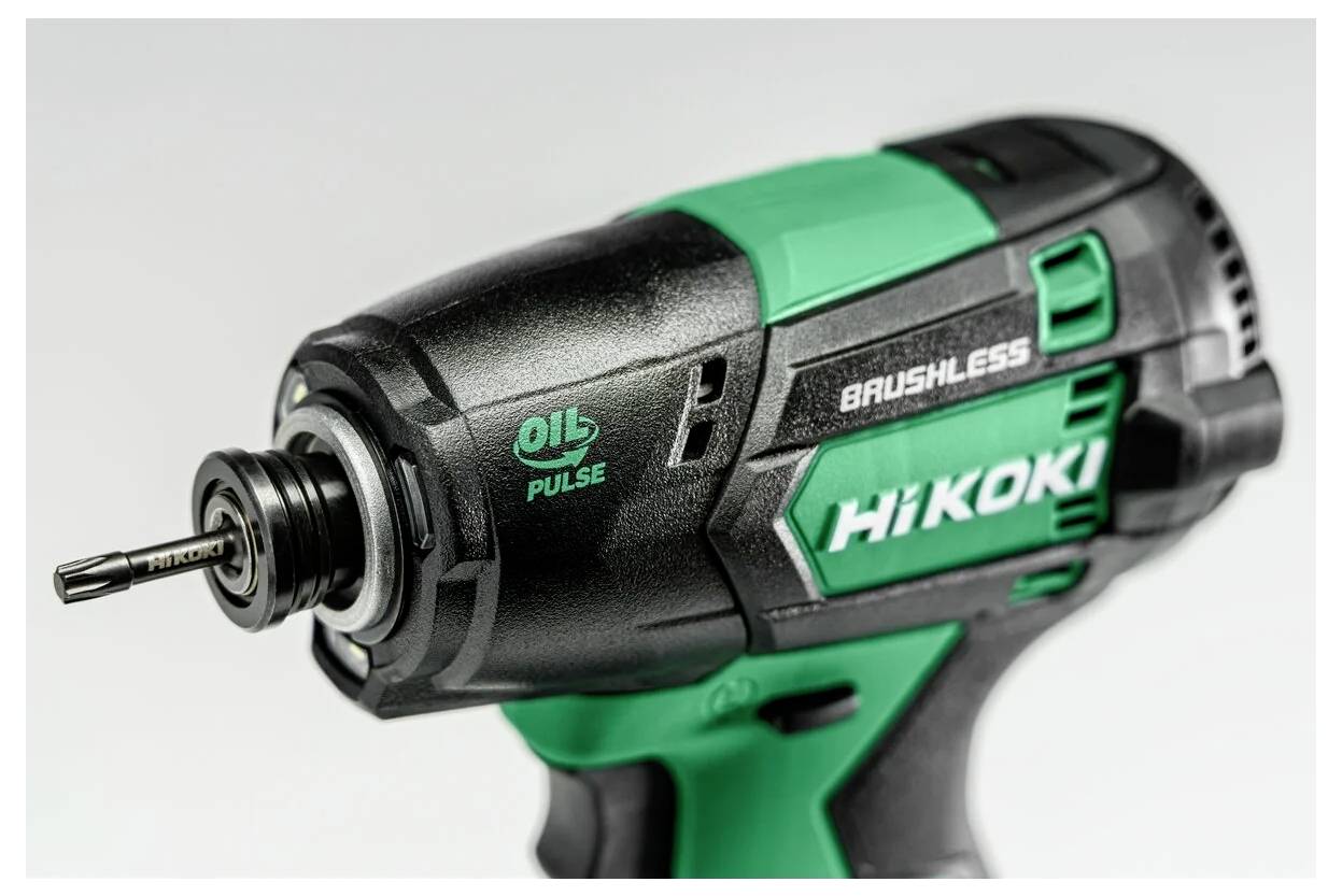 Zielono-czarny akumulatorowy klucz udarowy Hikoki z zamontowanym wiertłem, prezentujący funkcję 'Oil Pulse' na bocznej części obudowy.
