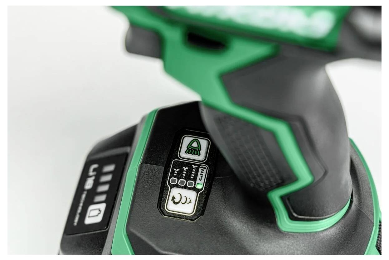 Zbliżenie na zielono-czarny uchwyt elektronarzędzia z przyciskiem wyboru trybu i wskaźnikiem poziomu baterii.