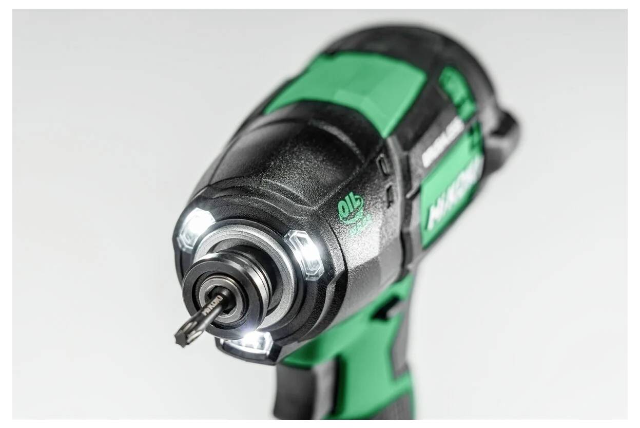 Zbliżony kadr zielonego i czarnego narzędzia elektrycznego, skupiający się na wiertłu na jego czubku, z lampkami LED dookoła zapewniającymi oświetlenie.