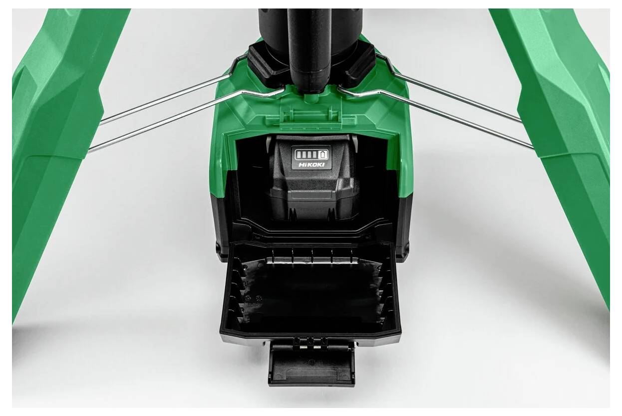 Zielony statyw z otwartym schowkiem na baterię, w którym widoczna jest bateria marki 'Hikoki'. Nogi statywu są rozłożone, a metalowe wzmocnienia są widoczne.