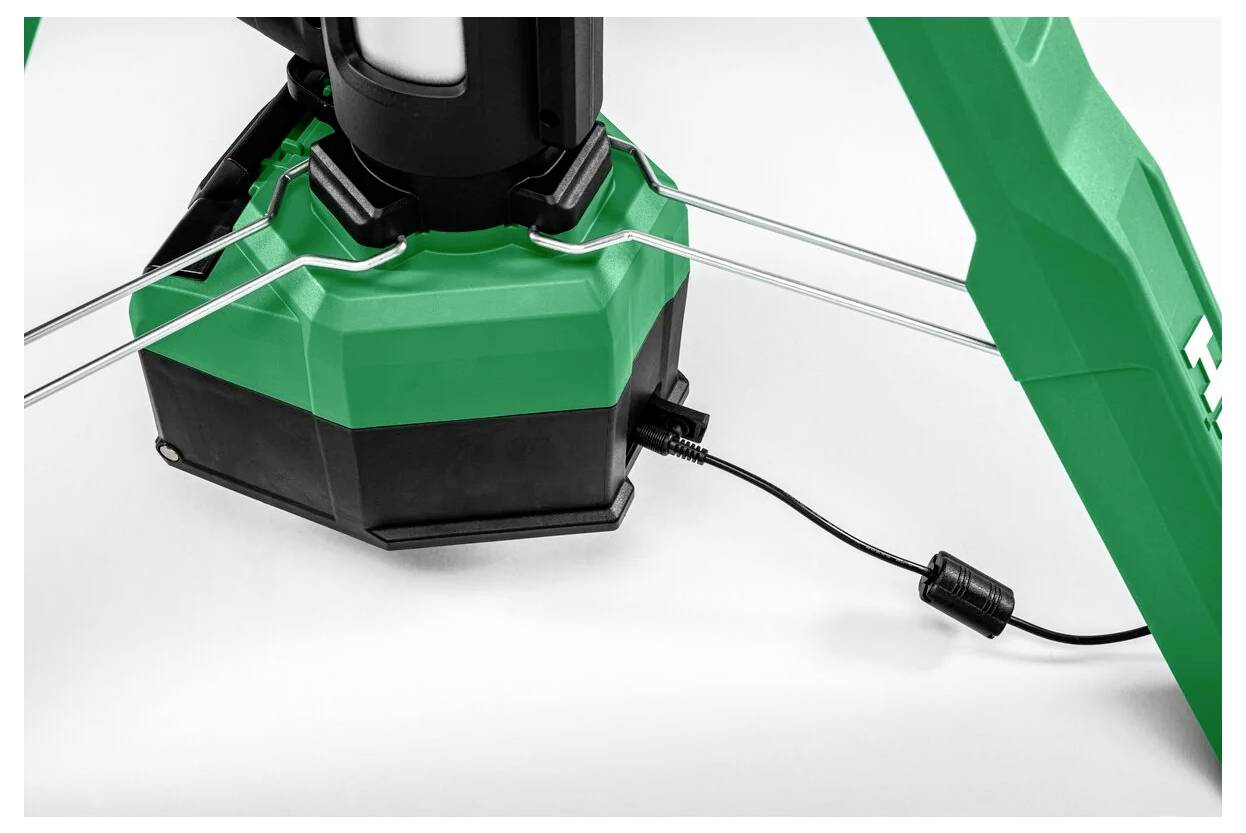 Zielona i czarna struktura wspierająca z czterema metalowymi prętami rozchodzącymi się od swojego centrum; kabel jest podłączony do boku podstawy.