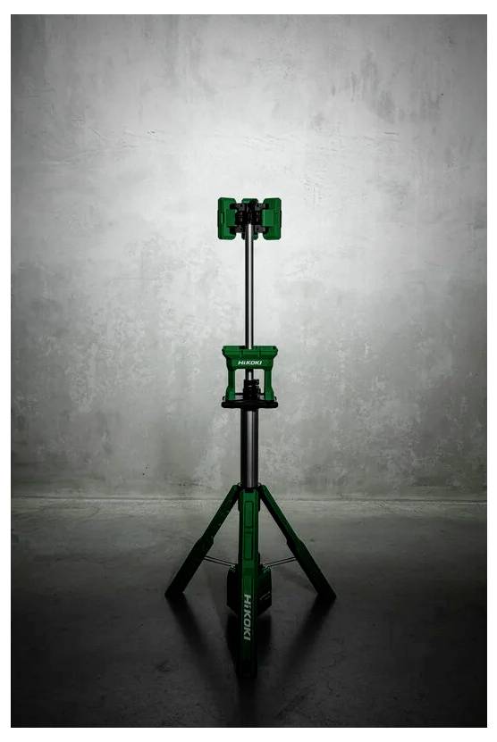 Zielony statyw na światło z trójnożną podstawą na szarym betonowym tle, z rozkładanymi nogami i regulowaną głowicą oznaczoną napisem 'HiKOKI'.
