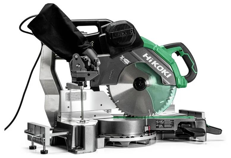 Zielono-czarna piła ukośnica marki 'Hikoki' z okrągłą tarczą tnącą i regulowanymi kątami do precyzyjnego cięcia drewna.