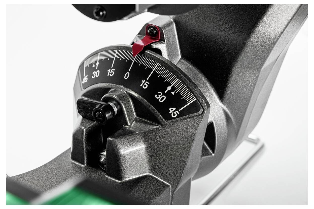 Zbliżenie regulowanego kątemnika na elektronarzędziu, przedstawiające ustawienia kąta w stopniach od 0 do 45, ze wskazaniem czerwonego wskaźnika.