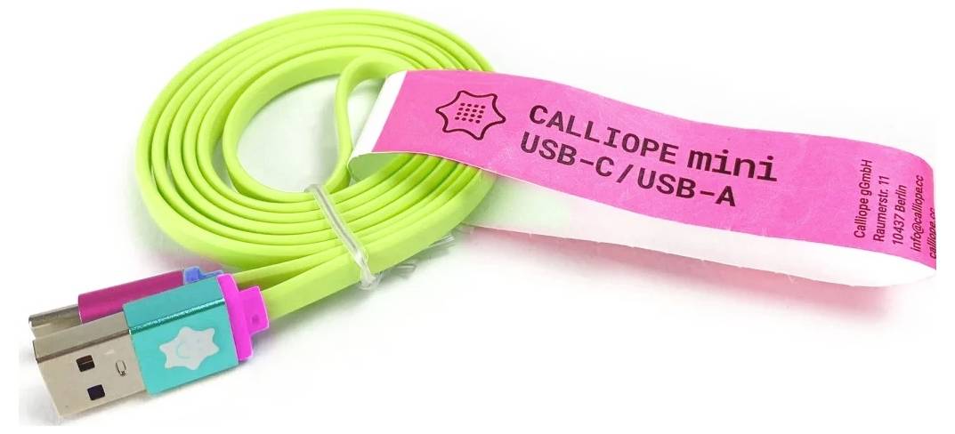 Zielony kabel USB-C do USB-A z różową etykietą z napisem 'CALLIOPE mini USB-C / USB-A.'
