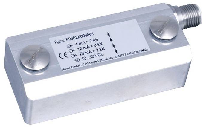 Metalowy czujnik przemysłowy oznaczony specyfikacją: 'Typ: F9302X00001', przedstawiający szczegóły wejścia-wyjścia oraz nazwę firmy.