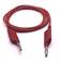 Czerwony kabel audio z dwoma srebrnymi złączkami, zwinięty w pętlę, umieszczony na czystym białym tle.