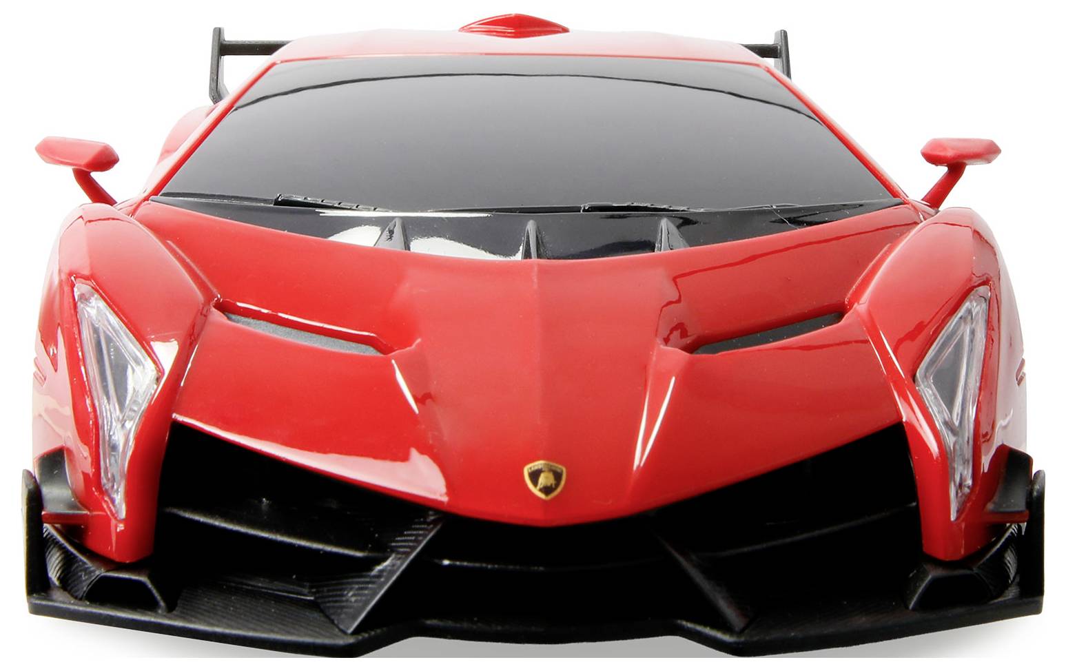 Czerwony samochód sportowy, widziany od przodu, o opływowych kształtach, kanciastych reflektorach i lśniącym wykończeniu, na białym tle.