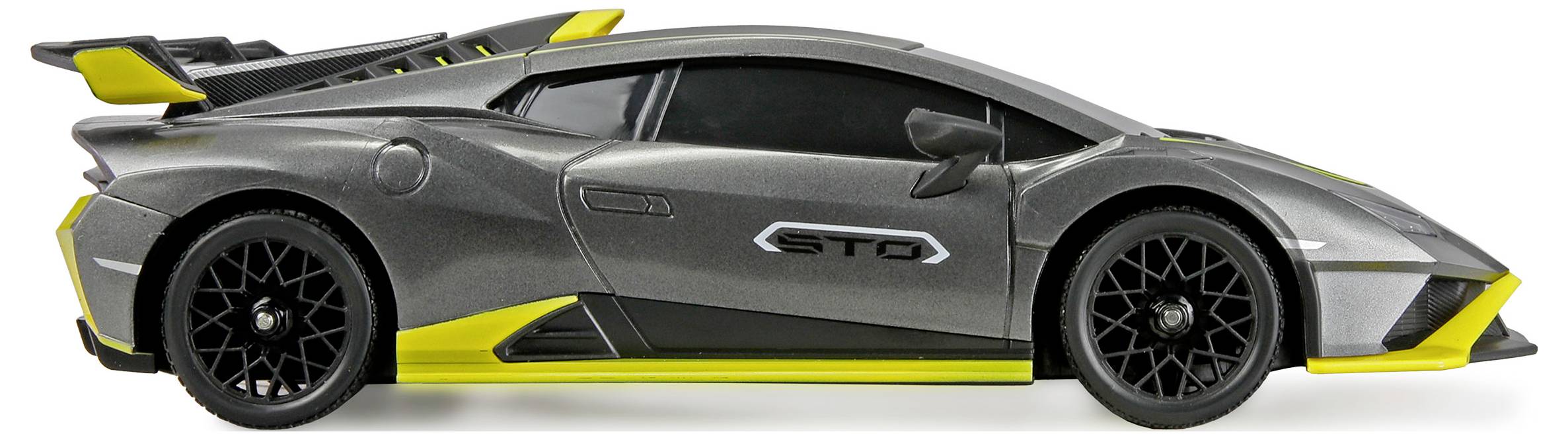 Smukły szary samochód sportowy z żółtymi akcentami i tylnym skrzydłem, zaprezentowany z profilu, prezentujący sportowy design i aerodynamiczne cechy.