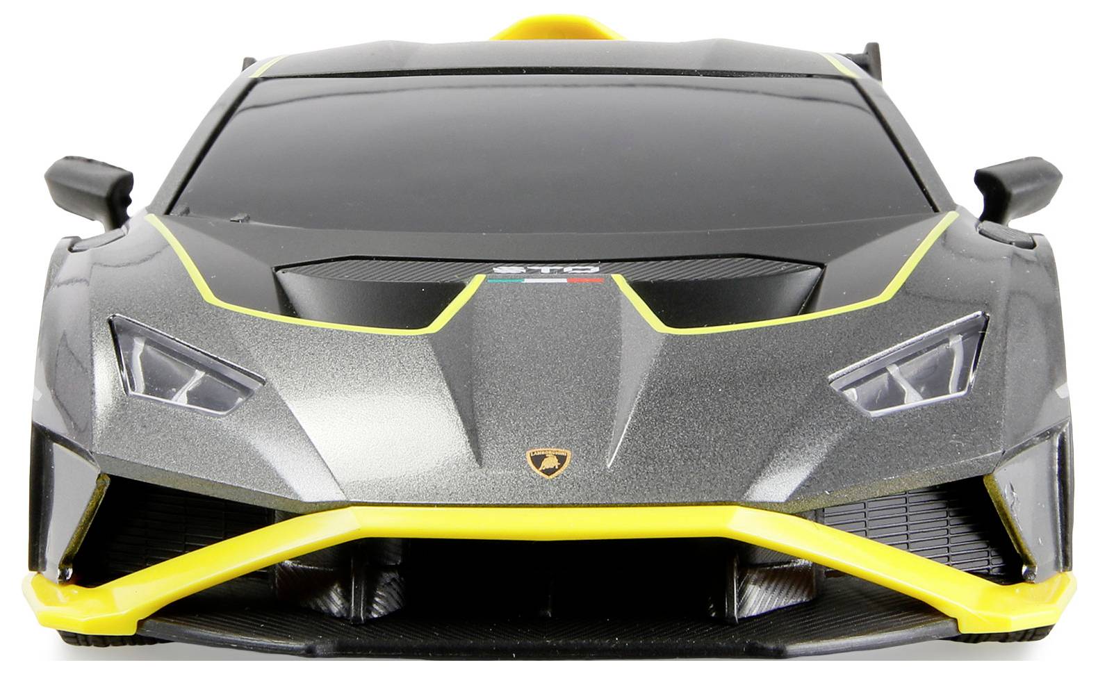 Smukły, szary samochód sportowy z żółtymi akcentami i ostrymi reflektorami, widziany z przodu, prezentujący nowoczesny design i aerodynamiczną sylwetkę.