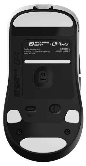 Mysz gamingowa Endgame Gear, model OP1w 4k, prezentująca spód z sensorem i przyciskami do personalizacji. Projekt w kolorach czarnym i białym.